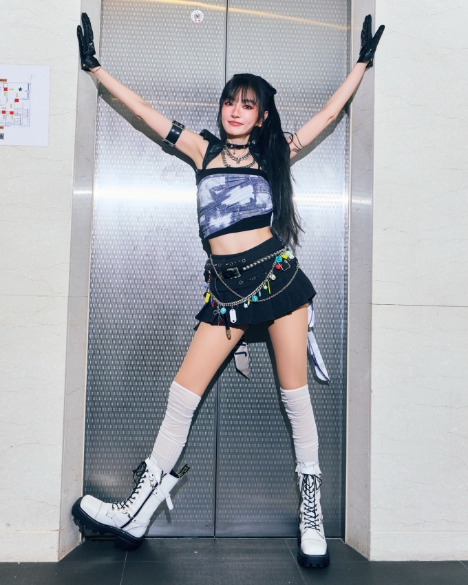 Tạ Kim Yến cao 1,7 m và giữ vóc dáng thanh mảnh, săn chắc nhiều năm qua.