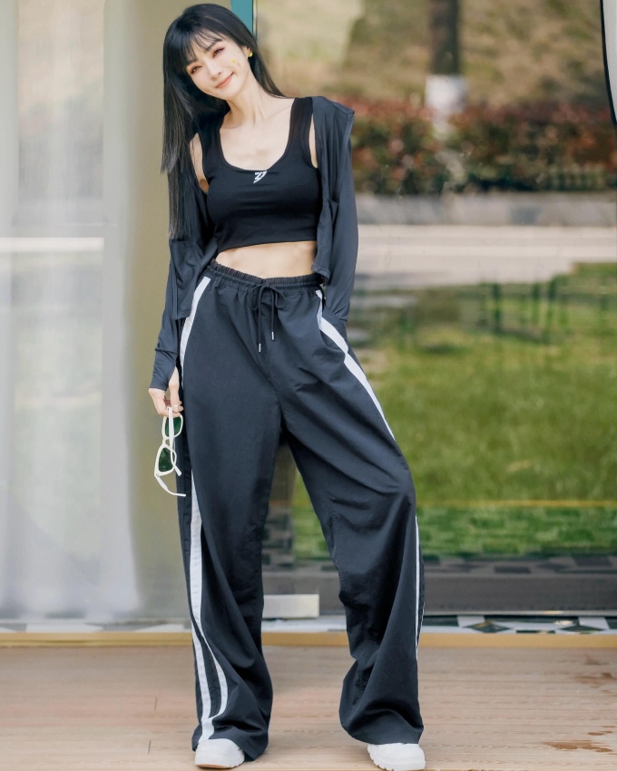 Ca sĩ 7X thường xuyên được khen trẻ đẹp hơn tuổi bởi phong cách trẻ trung cùng vóc dáng thon thả, năng động.