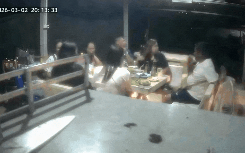 Người đàn ông đâm xe kinh hoàng vào bàn nhậu của vợ cũ- Ảnh 1.