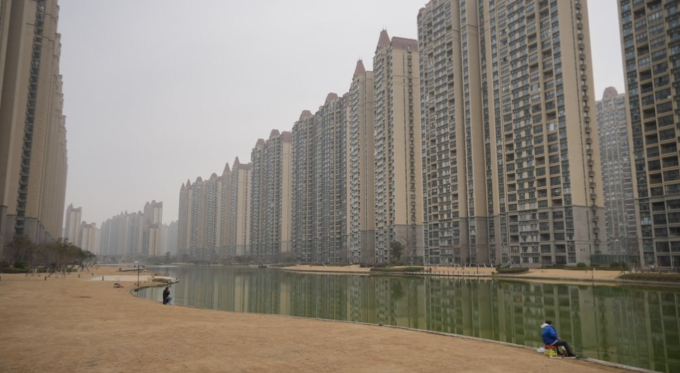 Người dân ngồi câu cá trong một con kênh nhân tạo tại khu nhà ở Life in Venice bị bỏ hoang một phần tại  tỉnh Giang Tô, đầu tháng 2/2026. Ảnh: Dake Kang/AP