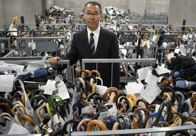 Một quầy Lost and Found (tìm đồ thất lạc) ở Tokyo, Nhật Bản. Ảnh: Japan Times