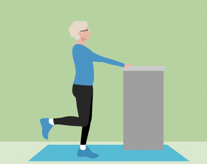 Luyện tư thế đứng trên một chân giúp giữ thăng bằng người cao tuổi.