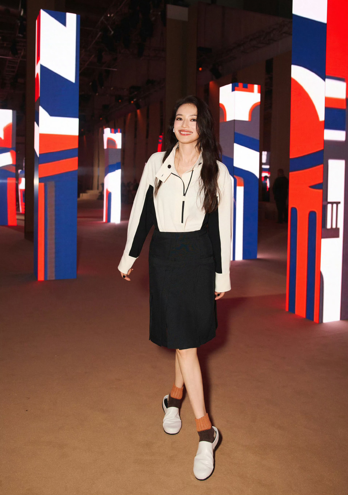 Các fan viết: Sống đủ lâu để thấy một phụ nữ 50 vẫn toát ra vẻ ngây thơ như nữ sinh thế này, Cô ấy không cần gồng lên, biểu cảm, nụ cười lúc nào cũng cuốn hút.