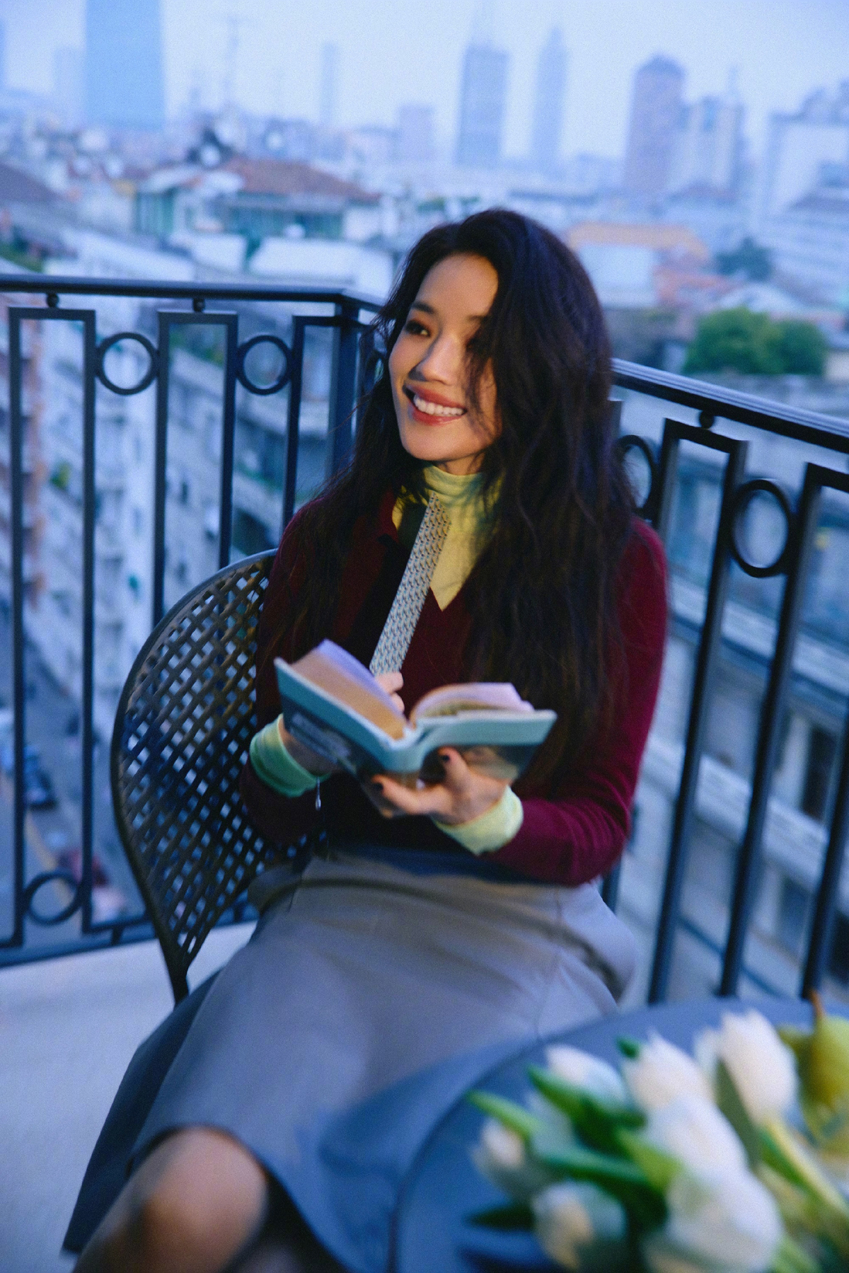 Trên Weibo, quản lý của Thư Kỳ cho biết ban ngày làm việc, ban đêm Thư Kỳ tập yoga, đắp mặt nạ để duy trì sự khỏe khoắn.