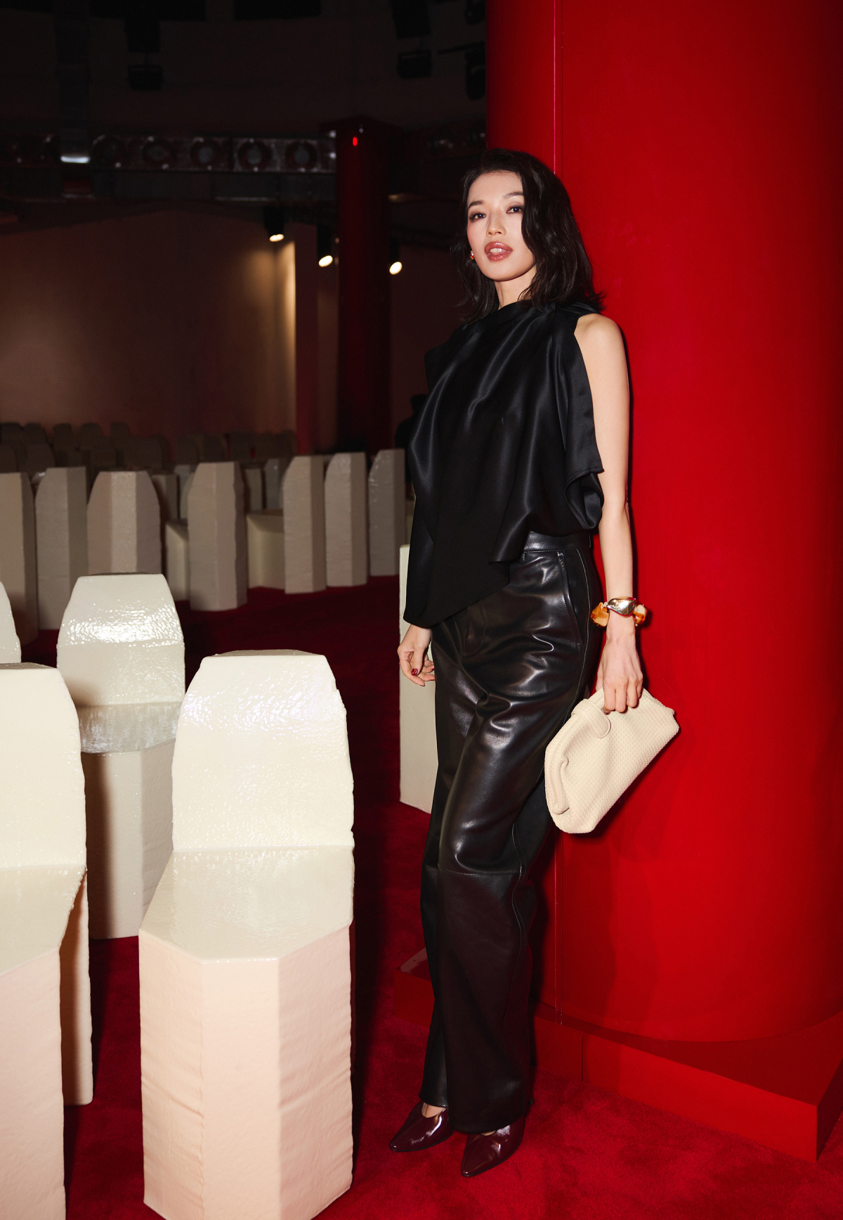 Minh tinh trang điểm phong cách căng mọng.