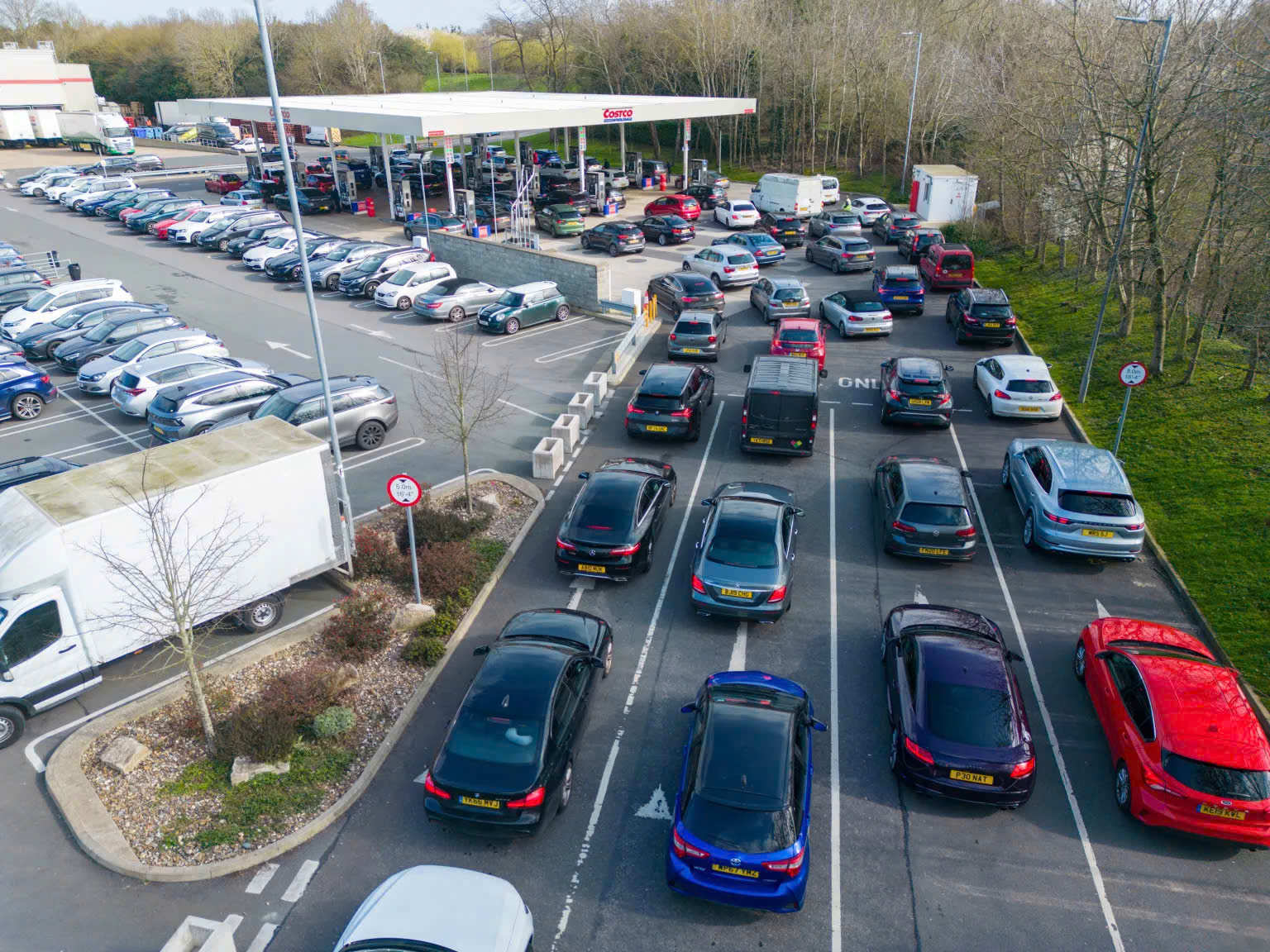 Giá xăng nhiều nơi trên thế giới tăng vọt, người dân xếp hàng dài chờ đổ- Ảnh 1.