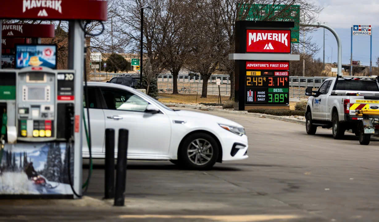 Giá xăng nhiều nơi trên thế giới tăng vọt, người dân xếp hàng dài chờ đổ- Ảnh 3.