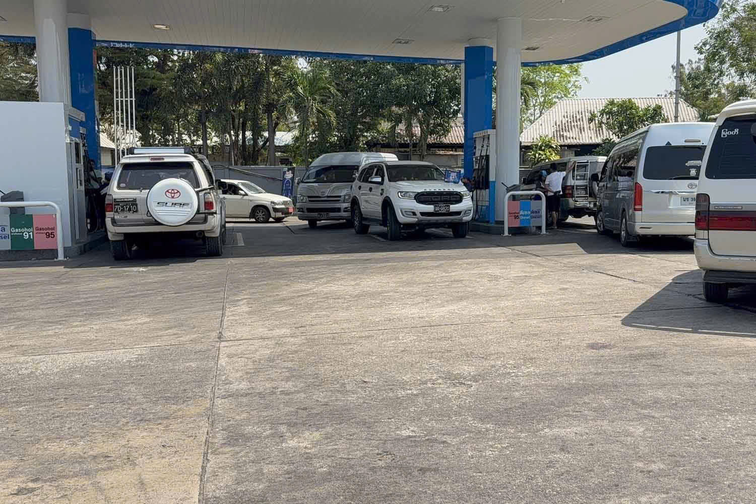 Giá xăng nhiều nơi trên thế giới tăng vọt, người dân xếp hàng dài chờ đổ- Ảnh 7.