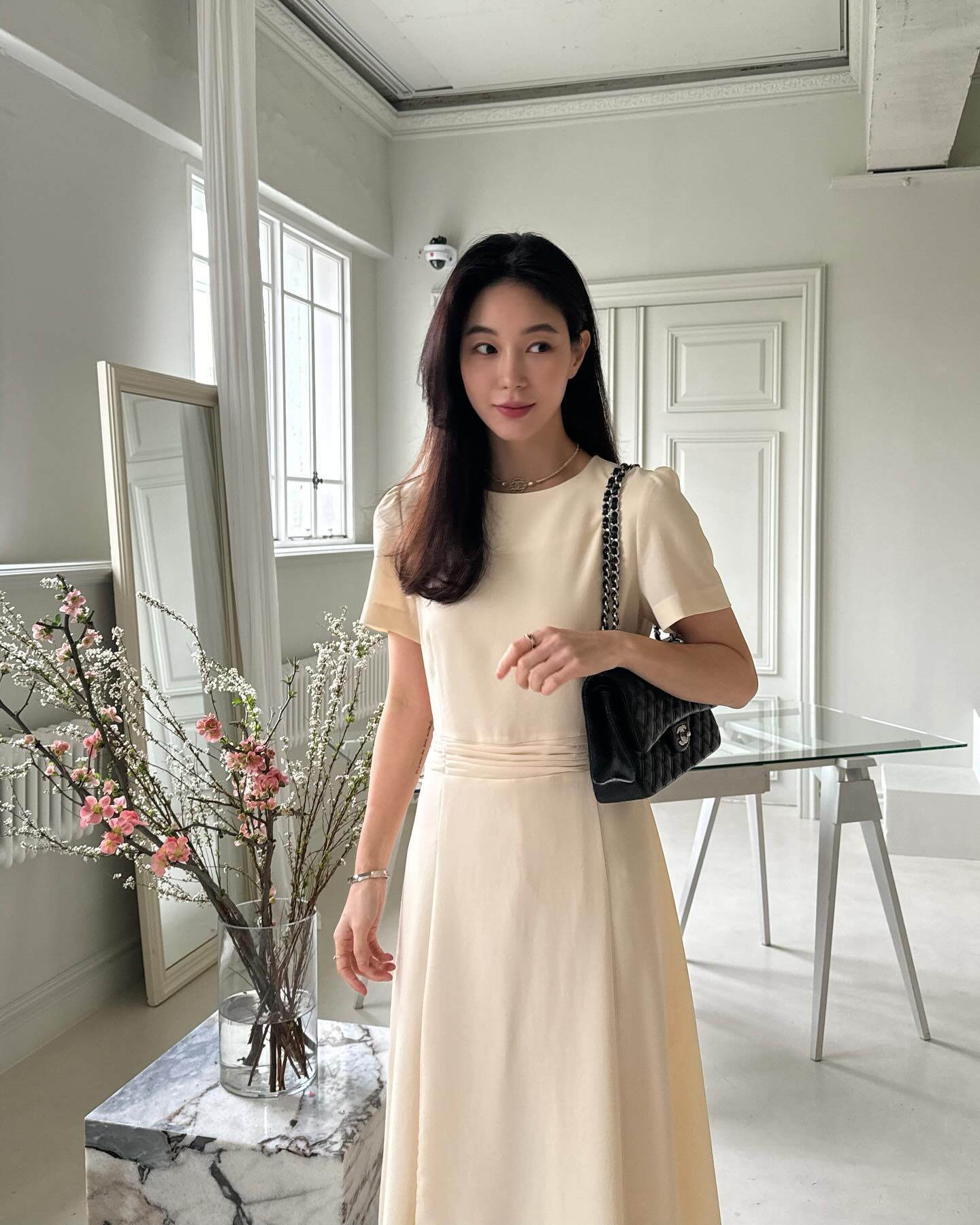 Váy dài chiết eo giúp định hình vóc dáng, tạo cảm giác thon gọn. Thiết kế liền mạch, kín đáo, dễ mặc và luôn giữ hình ảnh thanh lịch nơi công sở.