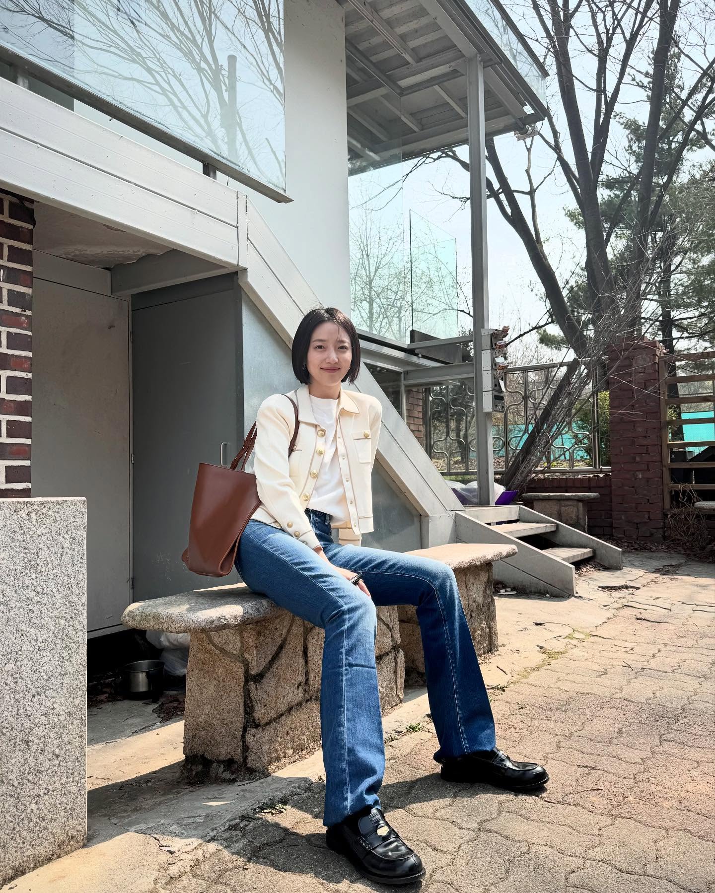 Ngắm 5 công thức diện quần jeans từ sao Hàn, chị em sẽ không còn thiết tha quần âu hay váy vóc nữa - 14