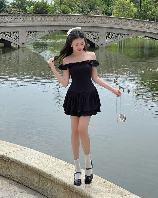 Váy trễ vai tôn phần cổ và vai, tạo vẻ nữ tính, quyến rũ. Chất liệu mềm giúp tổng thể bay bổng, rất hợp dạo phố.