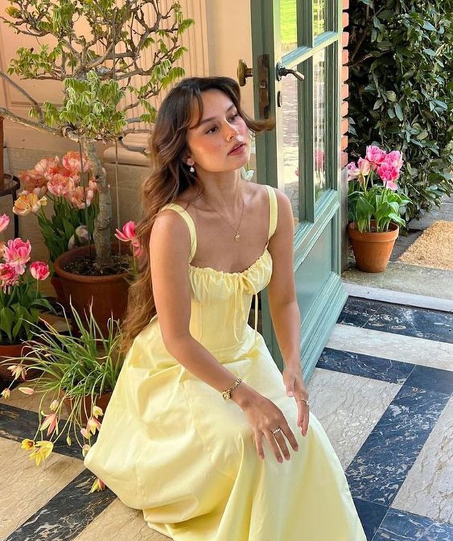 Váy pastel với gam hồng, xanh mint, lavender tạo vẻ dịu mắt, trẻ trung. Thiết kế tối giản giúp tổng thể thanh lịch, dễ phối phụ kiện.