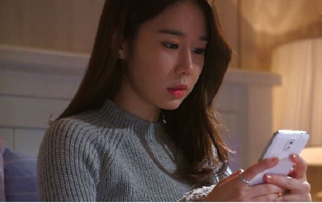 Tay tôi run lên, tim như hẫng một nhịp khi đọc tin nhắn của mẹ chồng. (Ảnh minh họa)