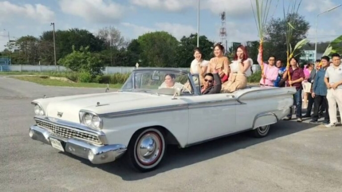 Cô Ice và anh Toy trong lễ rước dâu hôm 4/3. Ảnh: Khaosod