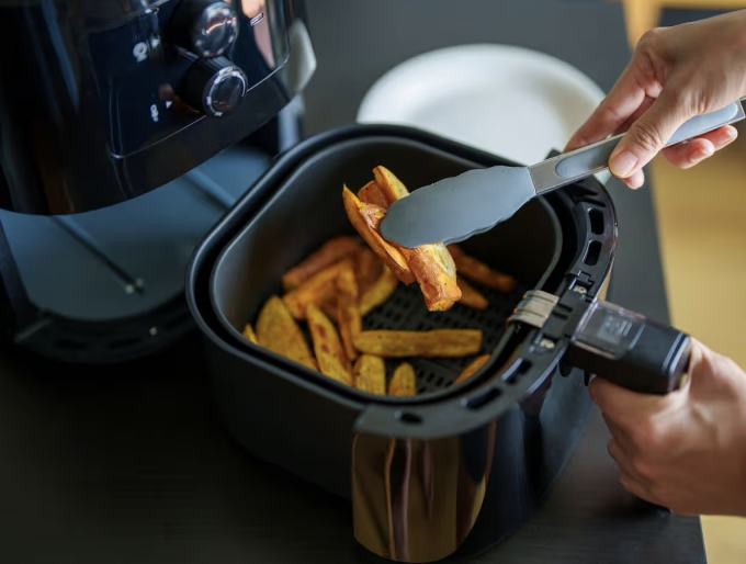 Đặt giấy lót trực tiếp lên mặt khay chiên giúp thực phẩm giòn lâu hơn. Ảnh minh họa: Dailyrecord