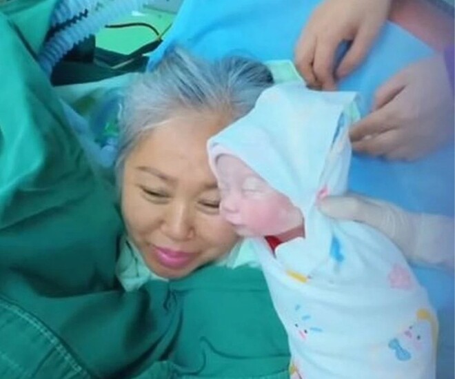 Sản phụ tóc bạc phơ hạ sinh thành công bé gái ở tuổi 63.