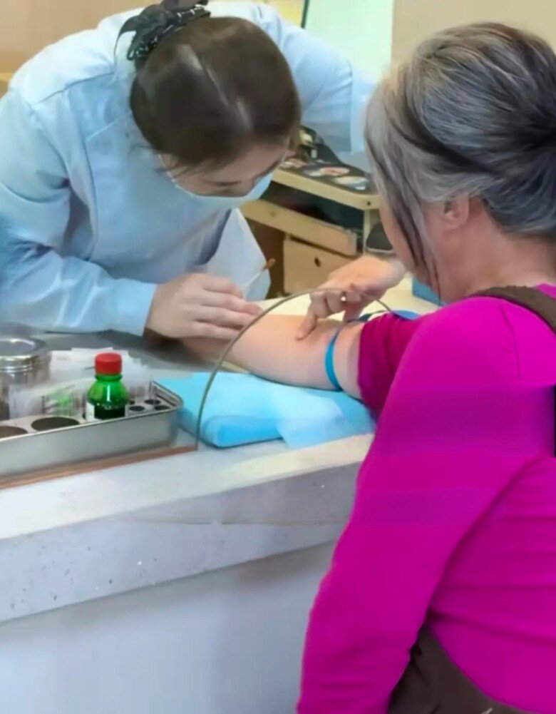 Người phụ nữ U70 đến viện khám thai đều đặn.