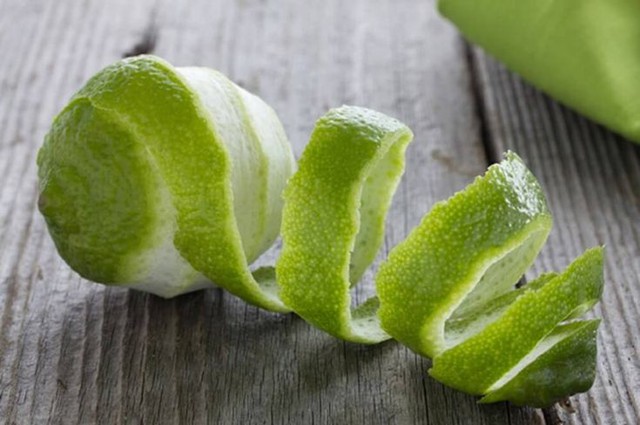 Vỏ bưởi chứa nhiều tinh dầu và chất chống oxy hóa, có thể mang lại một số lợi ích cho cơ thể khi sử dụng đúng cách.