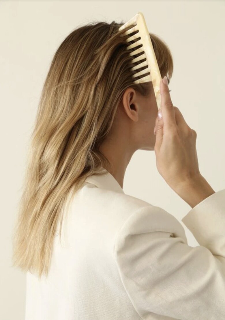 Chải đầu bằng lược giúp làm sạch kỹ vùng chân tóc, loại bỏ bã nhờn tích tụ. Da đầu thông thoáng tạo điều kiện cho tóc mọc khỏe và hạn chế gàu.