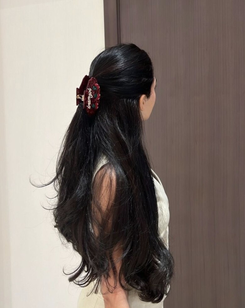 Ủ tóc bổ sung độ ẩm và phục hồi hư tổn. Thành phần như keratin, collagen giúp tóc mềm mượt, giảm chẻ ngọn và tăng độ đàn hồi.