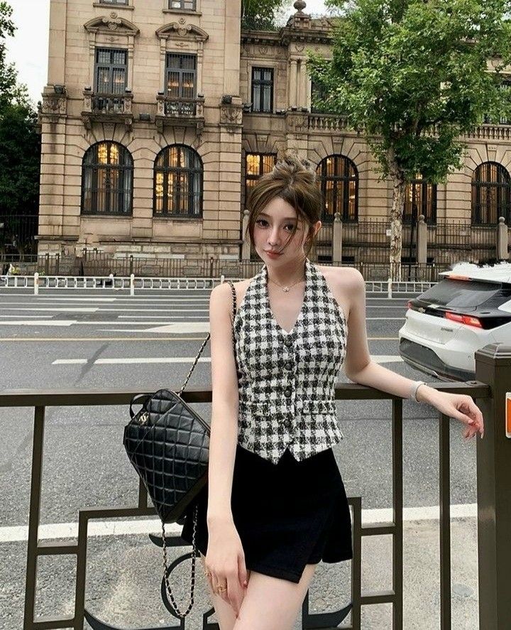 Áo cổ yếm tôn phần vai và cổ, tạo vẻ nữ tính, thanh thoát. Phối cùng quần ống rộng hoặc chân váy dài giúp tổng thể dịu dàng.