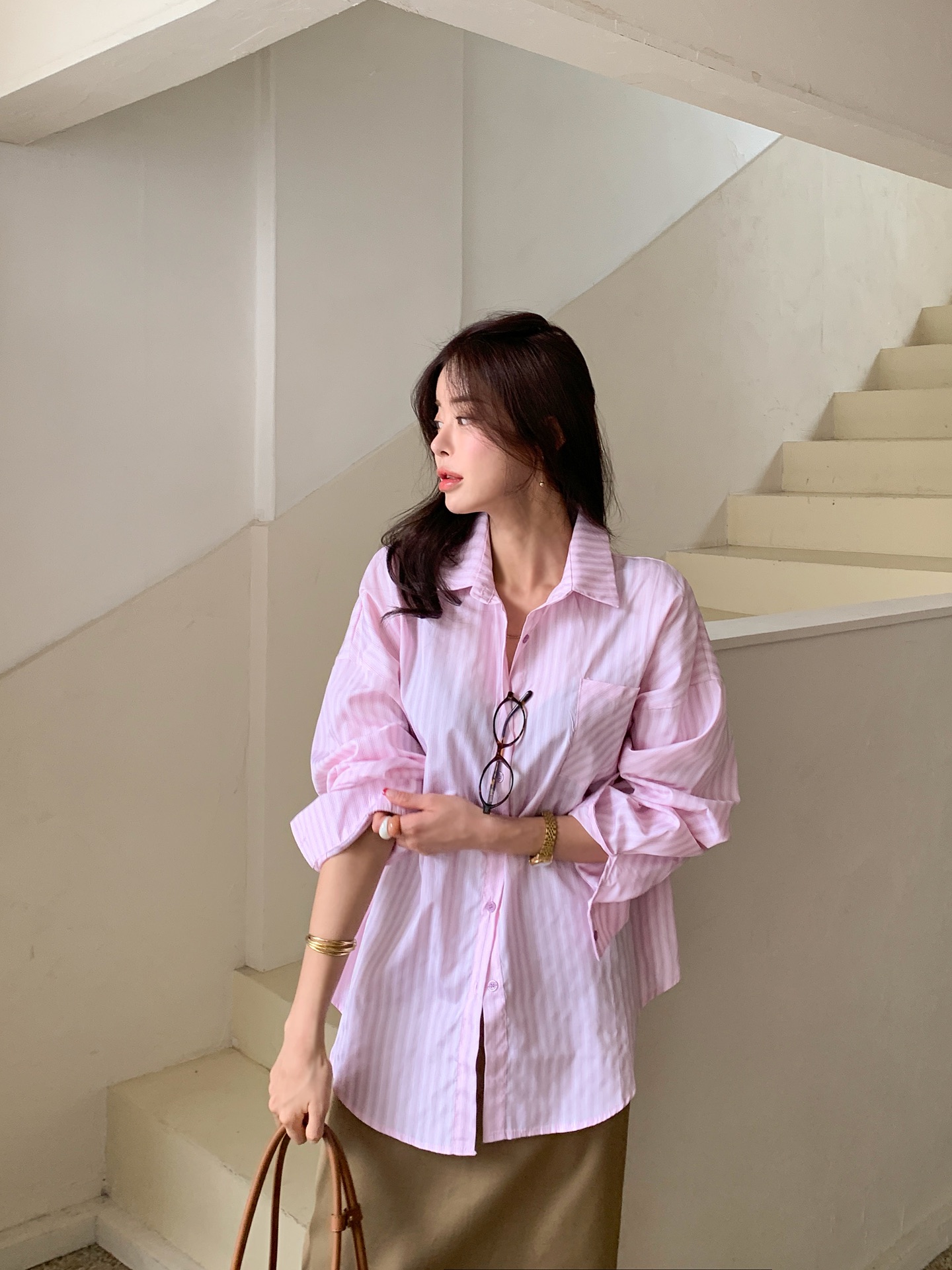 Tủ đồ mùa hè của chị em phải có 4 kiểu áo amp;#34;ruộtamp;#34; này, mặc vào trẻ hơn tuổi, đi biển là đúng bài - 13