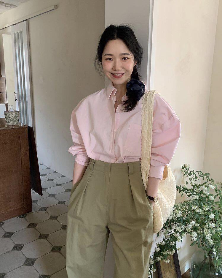 Tủ đồ mùa hè của chị em phải có 4 kiểu áo amp;#34;ruộtamp;#34; này, mặc vào trẻ hơn tuổi, đi biển là đúng bài - 15