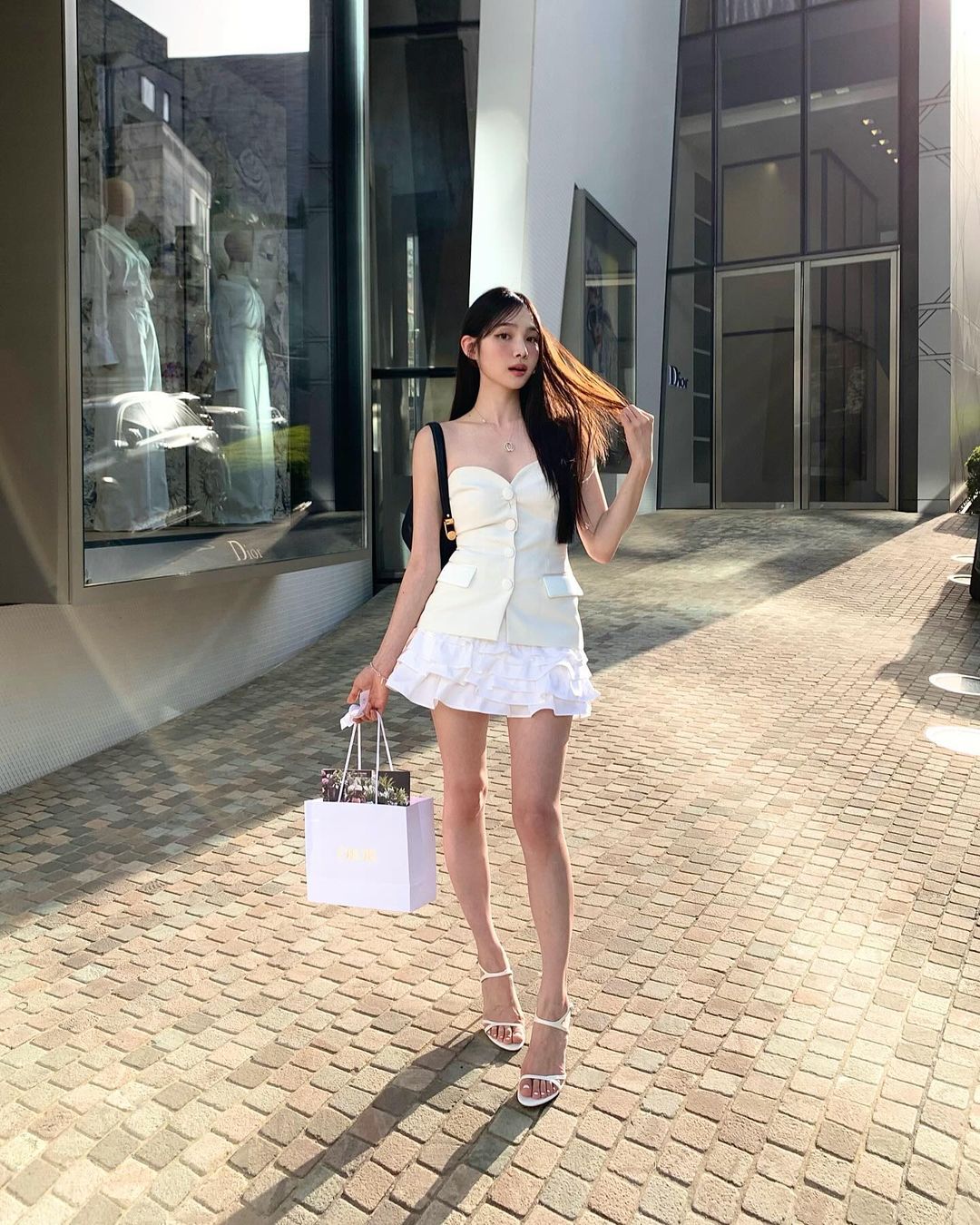 Tủ đồ mùa hè của chị em phải có 4 kiểu áo amp;#34;ruộtamp;#34; này, mặc vào trẻ hơn tuổi, đi biển là đúng bài - 3