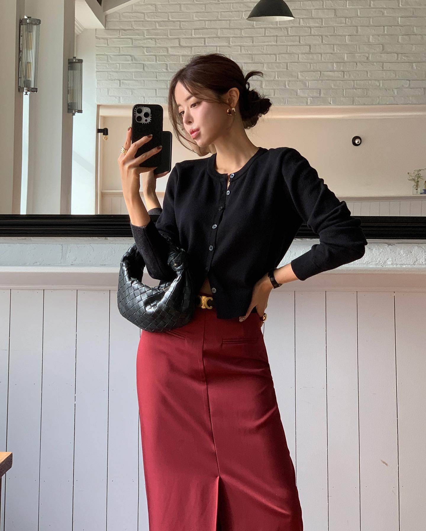 Không chỉ có sơ mi, phụ nữ Hàn còn mê 4 kiểu áo này khi đi làm vì vừa trẻ lại amp;#34;chanh sảamp;#34; - 1