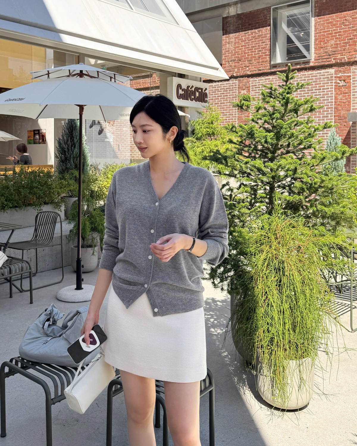 Không chỉ có sơ mi, phụ nữ Hàn còn mê 4 kiểu áo này khi đi làm vì vừa trẻ lại amp;#34;chanh sảamp;#34; - 2