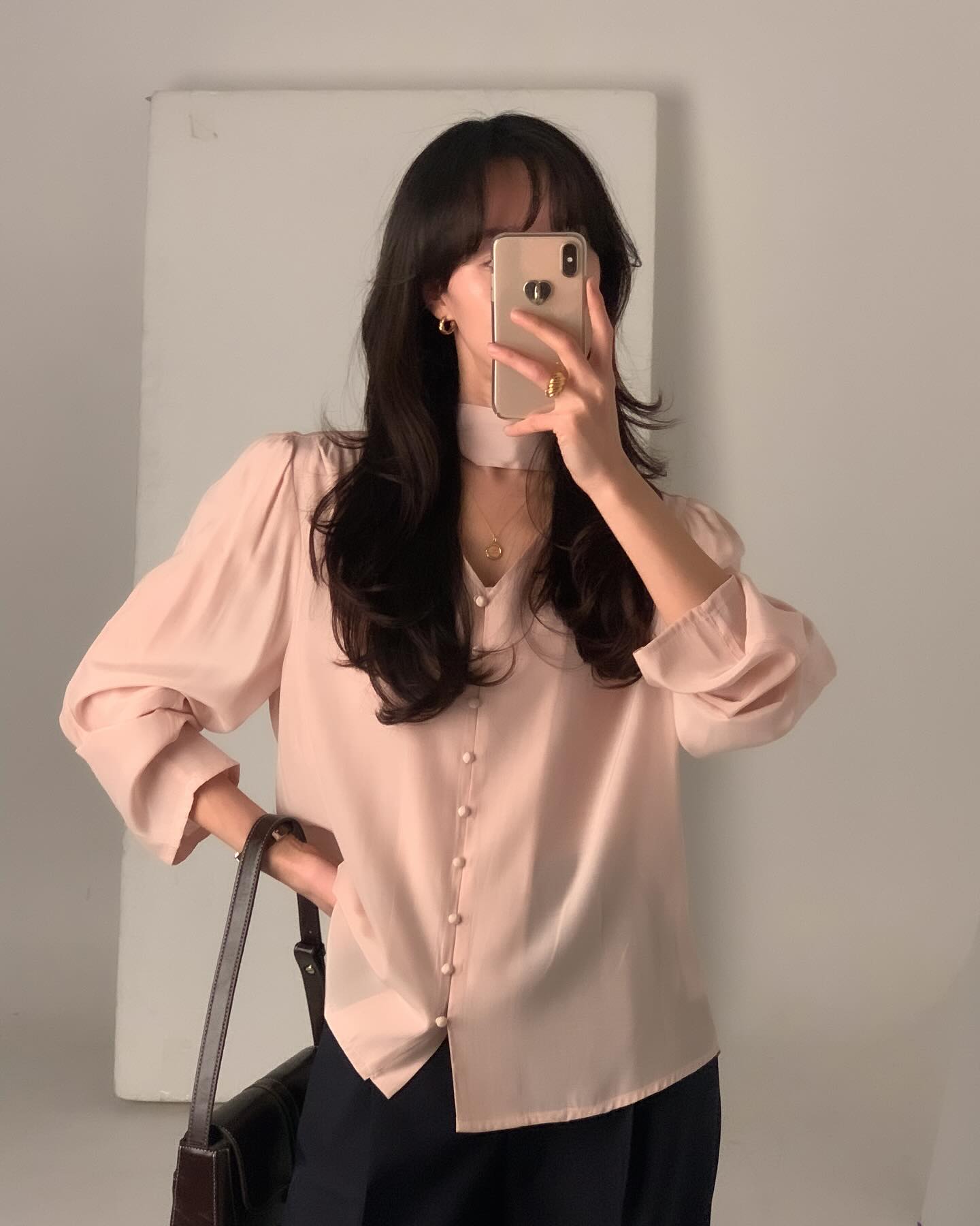 Không chỉ có sơ mi, phụ nữ Hàn còn mê 4 kiểu áo này khi đi làm vì vừa trẻ lại amp;#34;chanh sảamp;#34; - 11