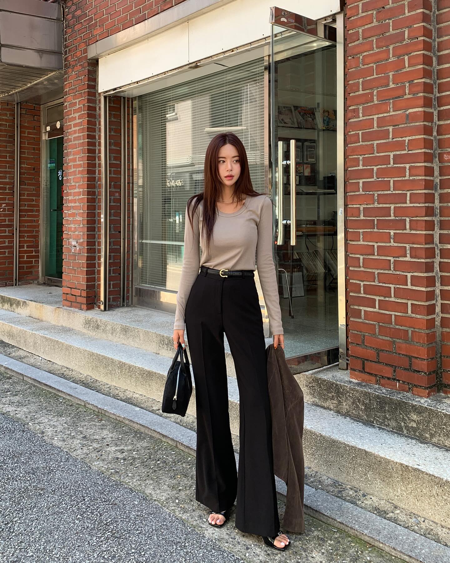 Không chỉ có sơ mi, phụ nữ Hàn còn mê 4 kiểu áo này khi đi làm vì vừa trẻ lại amp;#34;chanh sảamp;#34; - 6