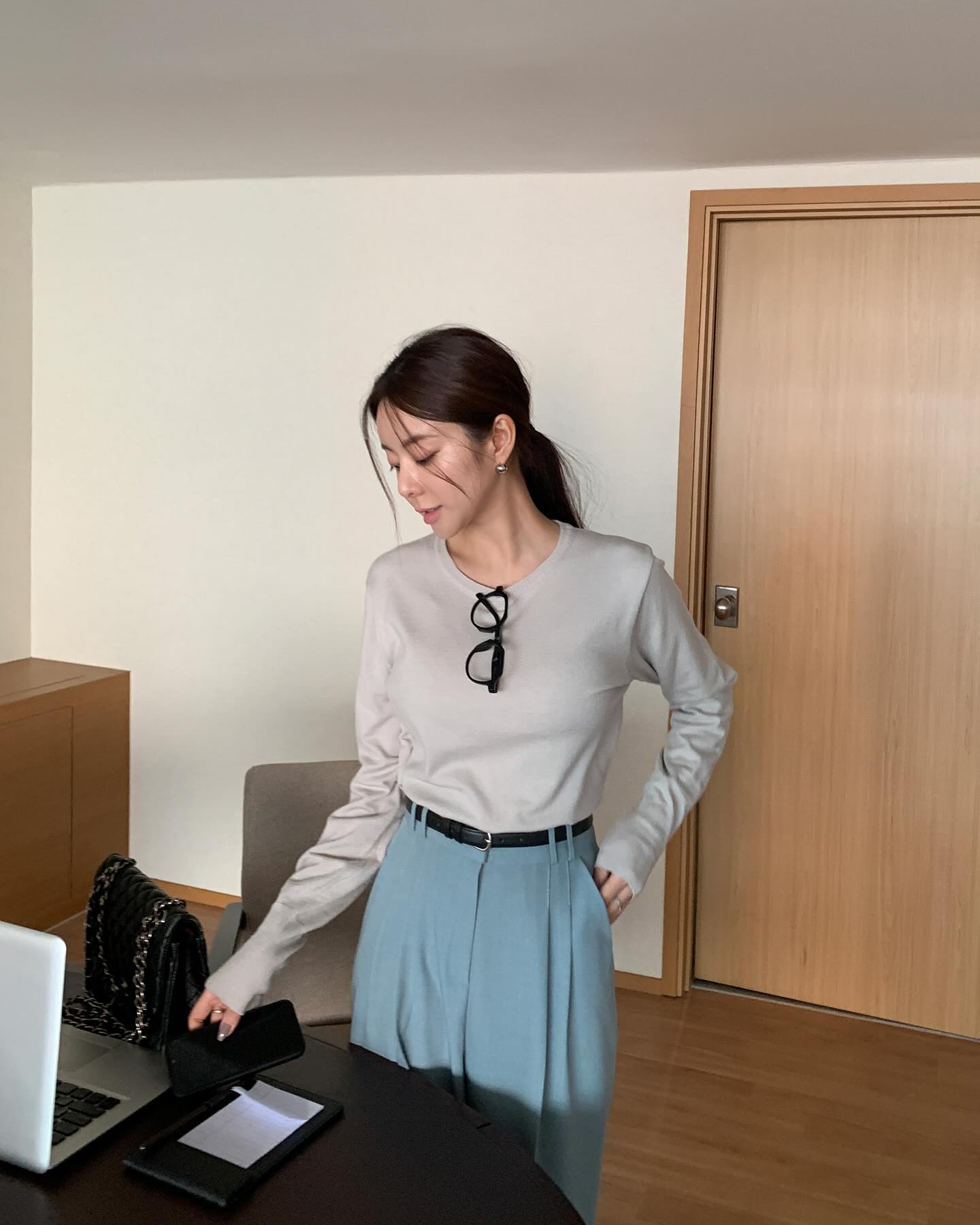 Không chỉ có sơ mi, phụ nữ Hàn còn mê 4 kiểu áo này khi đi làm vì vừa trẻ lại amp;#34;chanh sảamp;#34; - 7