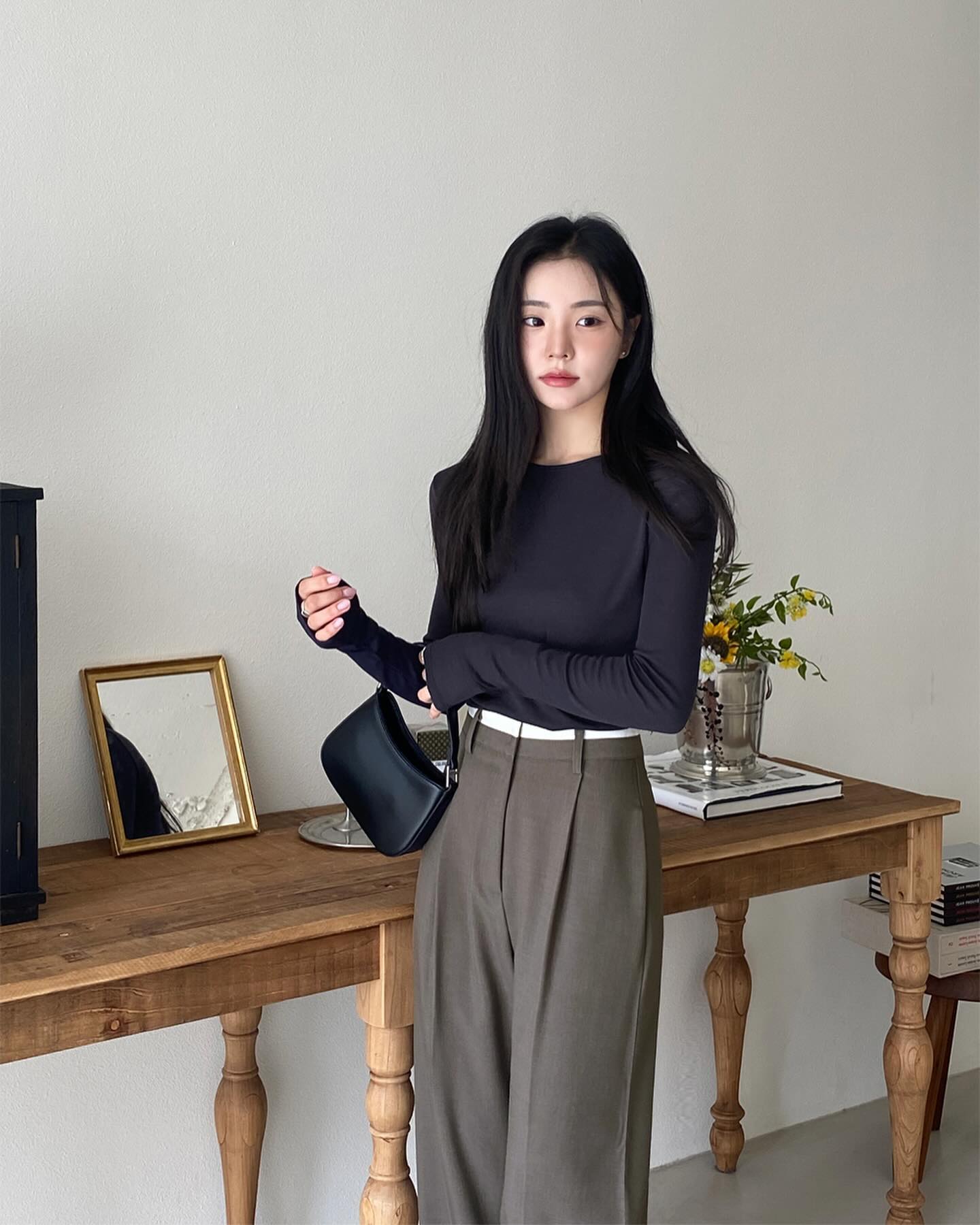 Áo thun dài tay tối giản mang lại vẻ gọn gàng, thoải mái. Phối quần âu hoặc chân váy giúp tổng thể trẻ trung mà vẫn chuyên nghiệp.