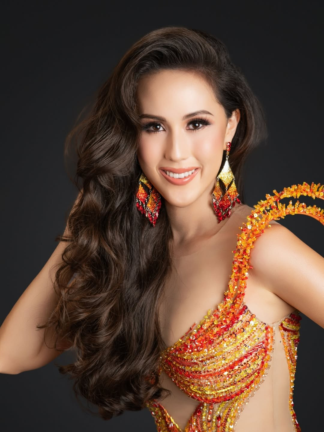 Emily Smith từ bỏ danh hiệu Hoa hậu Quốc tế Guam.