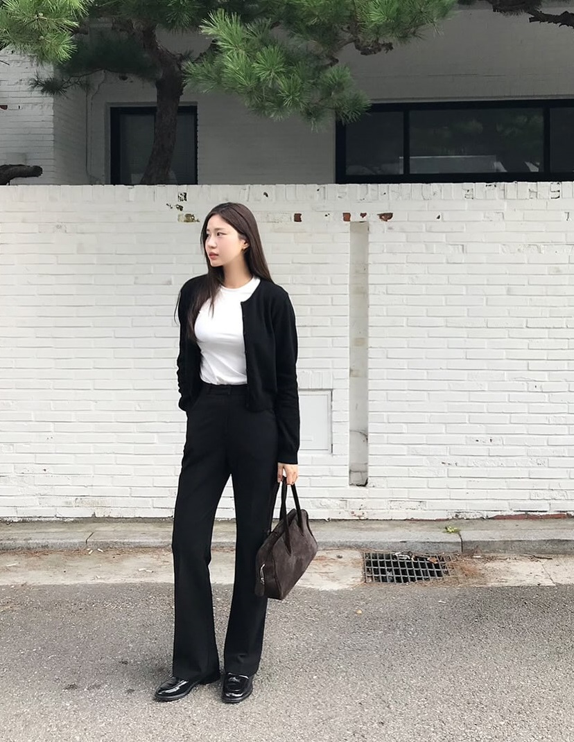 Quần âu ống suông hoặc đứng mang vẻ thanh lịch, gọn gàng. Cạp cao tôn eo, dễ phối sơ mi, blouse hoặc áo thun.