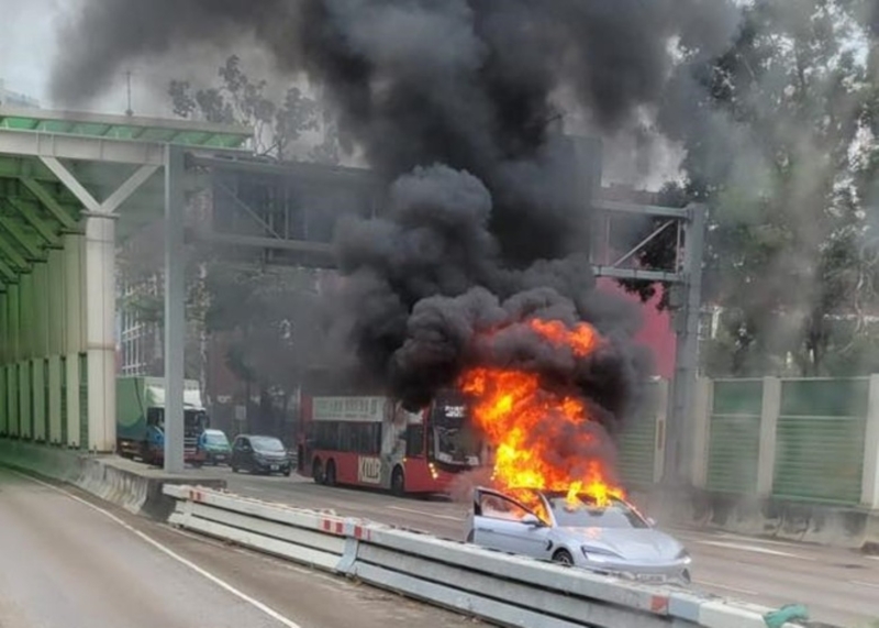 BYD Seal bốc cháy khi đang chạy: Nguyên nhân do nổ pin, tài xế thoát ra chỉ vài giây trước khi khoang xe sụp đổ- Ảnh 1.