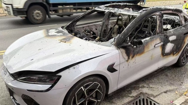 BYD Seal bốc cháy khi đang chạy: Nguyên nhân do nổ pin, tài xế thoát ra chỉ vài giây trước khi khoang xe sụp đổ- Ảnh 2.