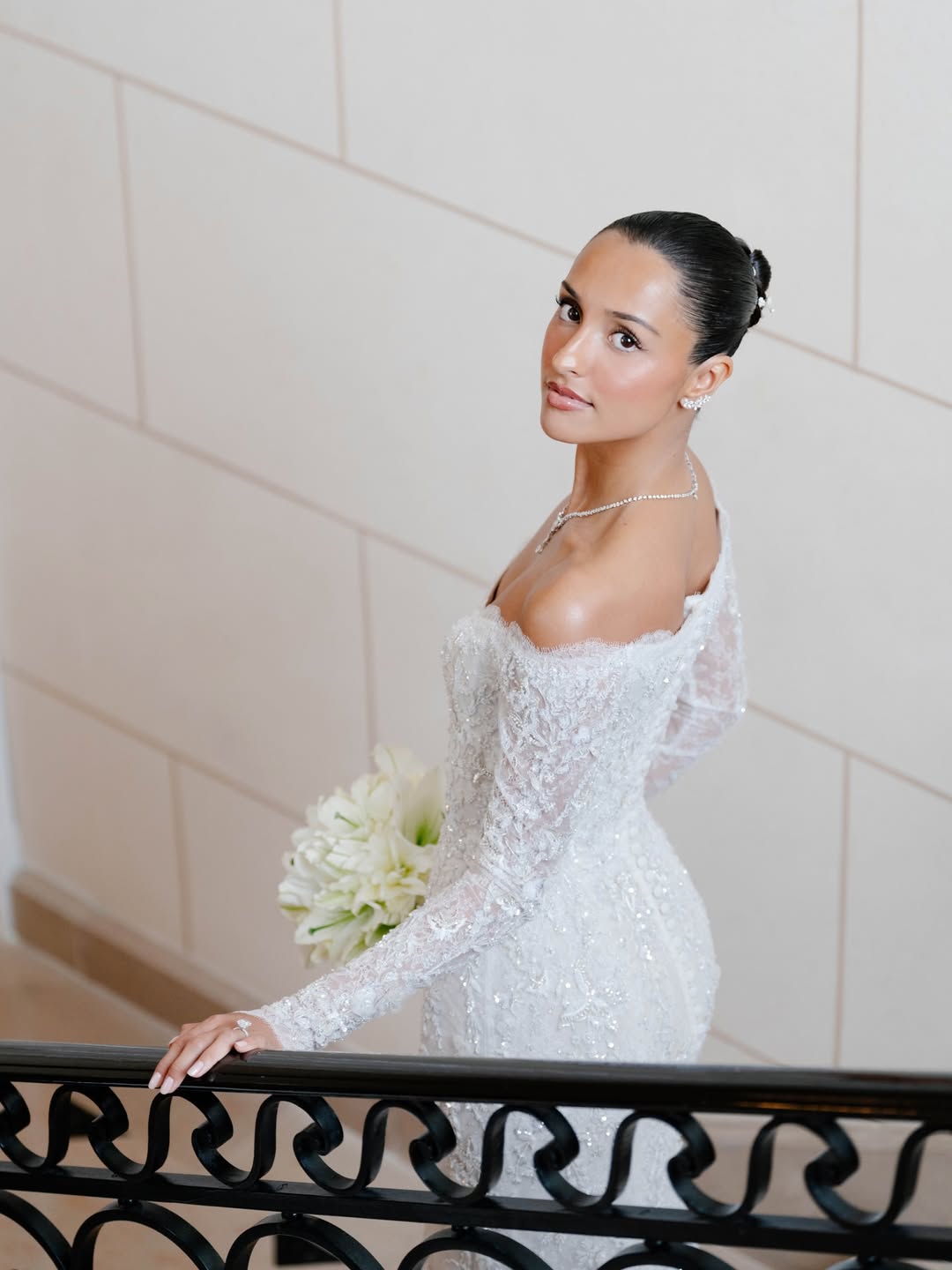 Cô dâu hot nhất toàn cầu ngồi siêu xe 300 tỷ về dinh: Mặt thiên thần body ác quỷ, mặc đẹp đến nỗi mỗi khung hình đều hóa bìa magazine- Ảnh 2.