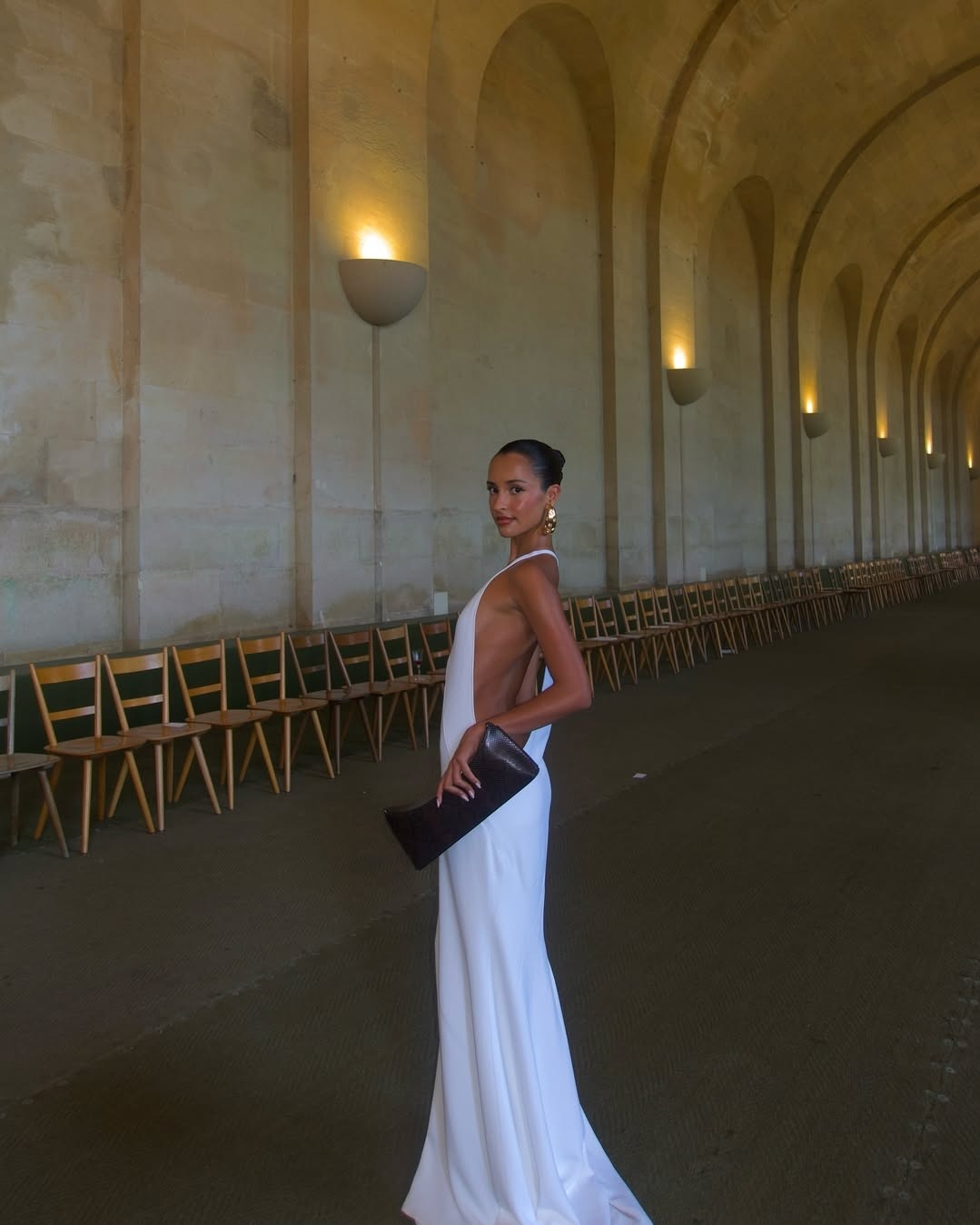 Cô dâu hot nhất toàn cầu ngồi siêu xe 300 tỷ về dinh: Mặt thiên thần body ác quỷ, mặc đẹp đến nỗi mỗi khung hình đều hóa bìa magazine- Ảnh 9.