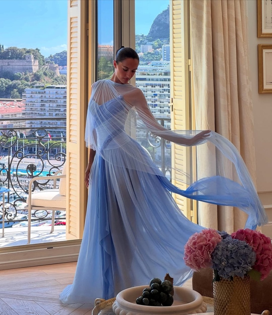 Cô dâu hot nhất toàn cầu ngồi siêu xe 300 tỷ về dinh: Mặt thiên thần body ác quỷ, mặc đẹp đến nỗi mỗi khung hình đều hóa bìa magazine- Ảnh 10.