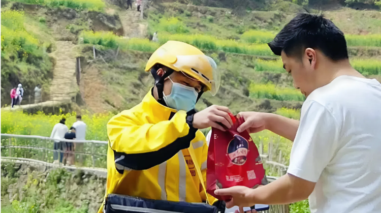 Bỏ phố xá, chàng trai 26 tuổi làm shipper độc quyền ở nông thôn, kiếm gần 40 triệu đồng/tháng: Lương cao, đỡ cạnh tranh lại gần gia đình- Ảnh 1.