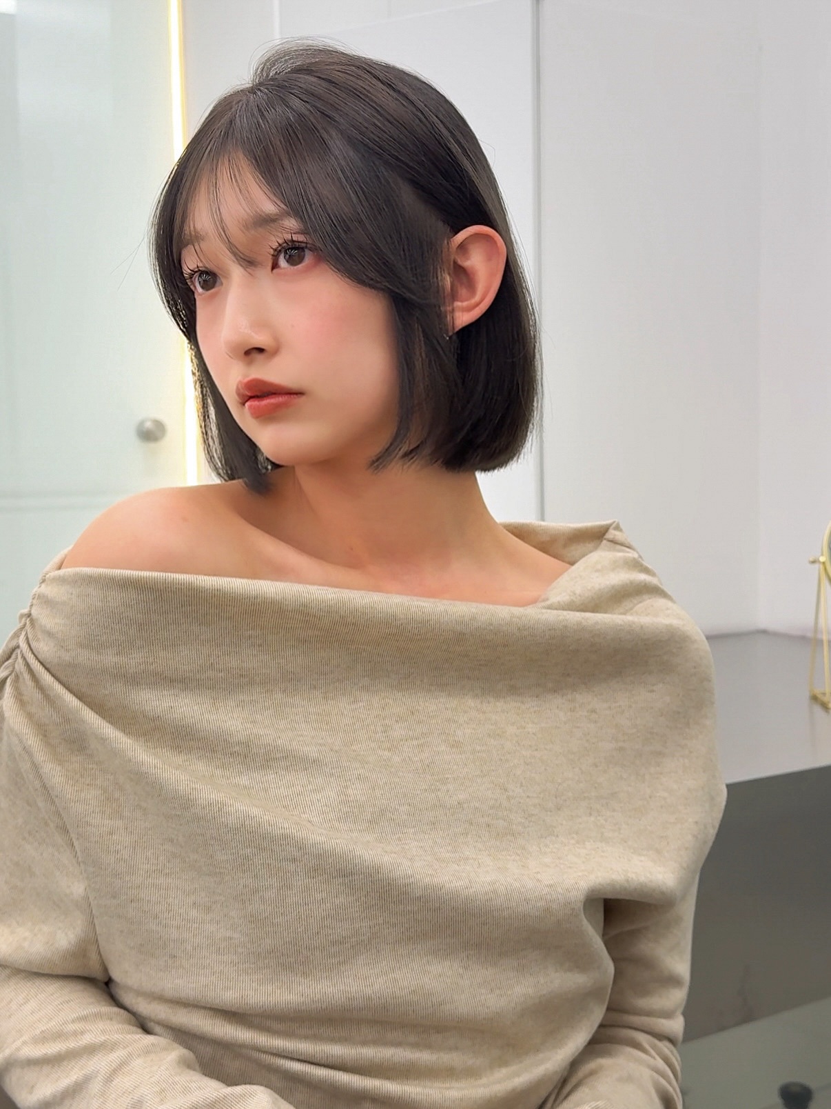 Tóc bob giúp mái tóc trông dày hơn nhờ phần đuôi cắt gọn gàng. Kiểu tóc này mang lại vẻ trẻ trung, năng động và rất phù hợp với thời tiết mùa hè.