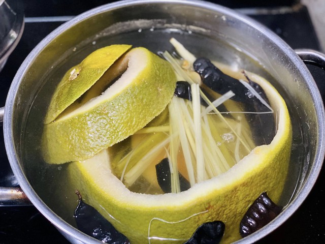 Đun nước gừng, sả, bồ kết và vỏ cam hoặc vỏ bưởi lau nhà tạo hương thơm tự nhiên và khô ráo.