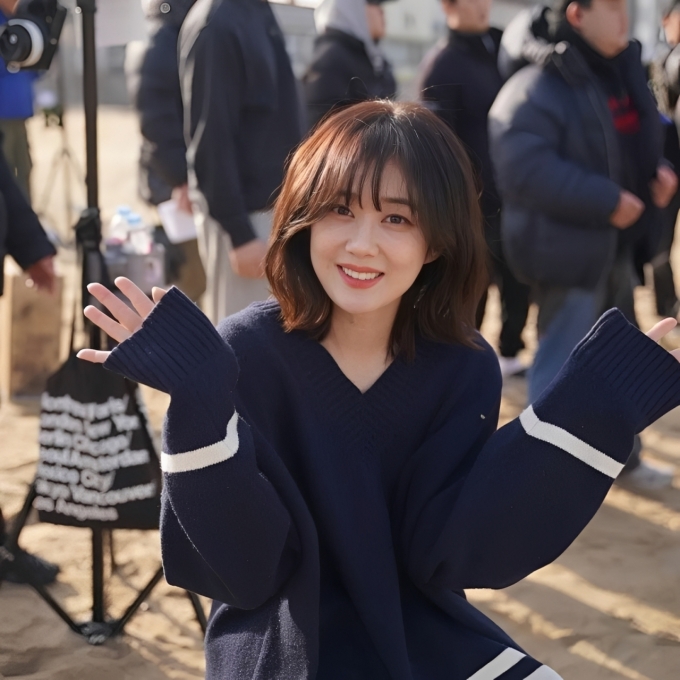 Nhờ duy trì những thói quen chăm sóc da đơn giản nhưng đều đặn, Jang Na Ra vẫn giữ được vẻ ngoài tươi trẻ dù đã bước sang tuổi ngoài 40. Làn da mịn màng và gương mặt rạng rỡ giúp cô tự tin xuất hiện với mặt mộc trong nhiều khoảnh khắc đời thường. Ảnh: Instagram nara0318