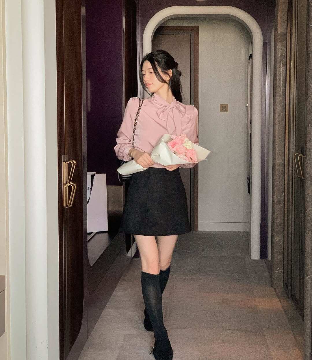 Mùa xuân năm nay, kiểu áo sơ mi này bất ngờ hot trở lại: Thanh lịch, đẹp tinh tế, rất hợp với chị em công sở - 12