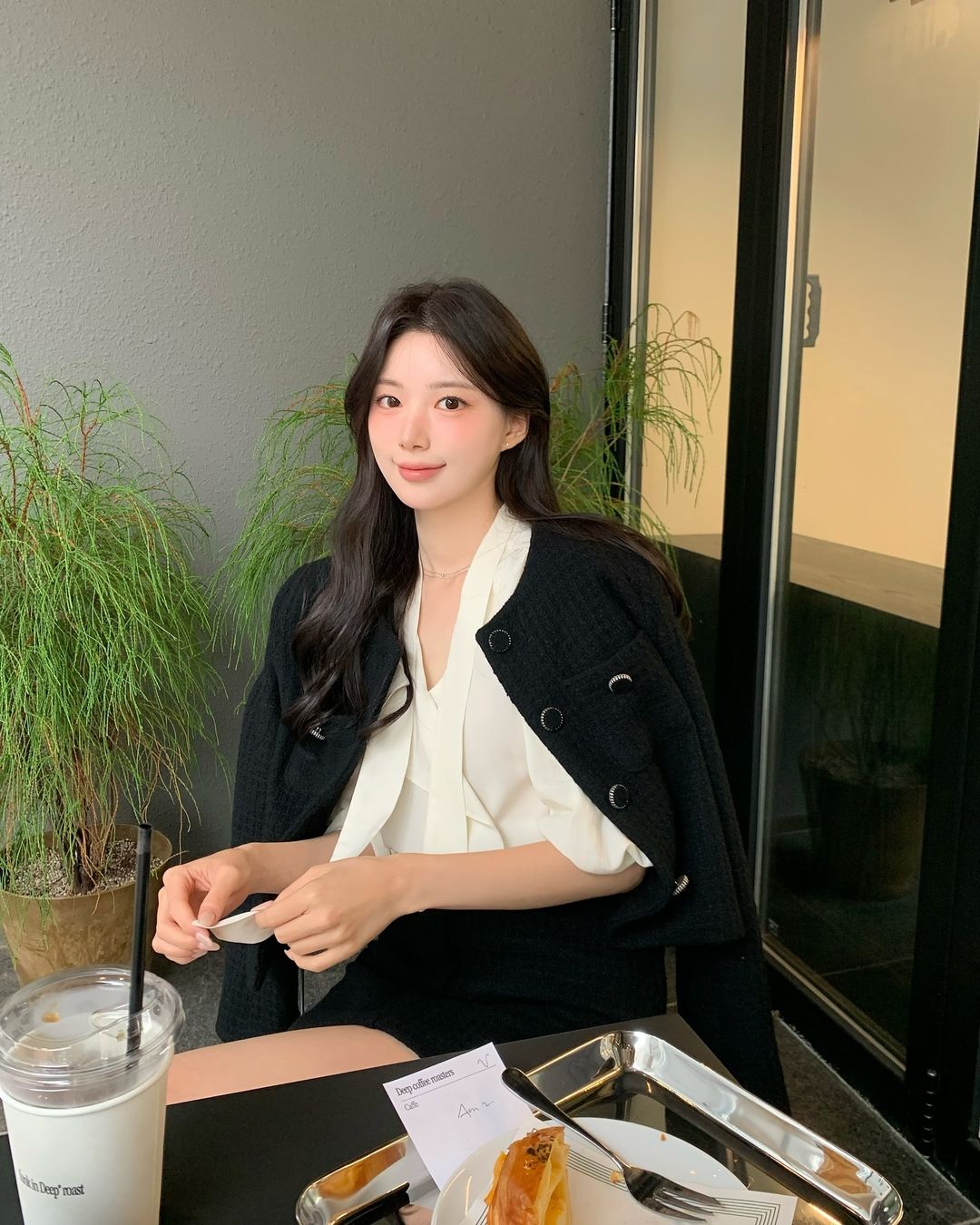 Mùa xuân năm nay, kiểu áo sơ mi này bất ngờ hot trở lại: Thanh lịch, đẹp tinh tế, rất hợp với chị em công sở - 14