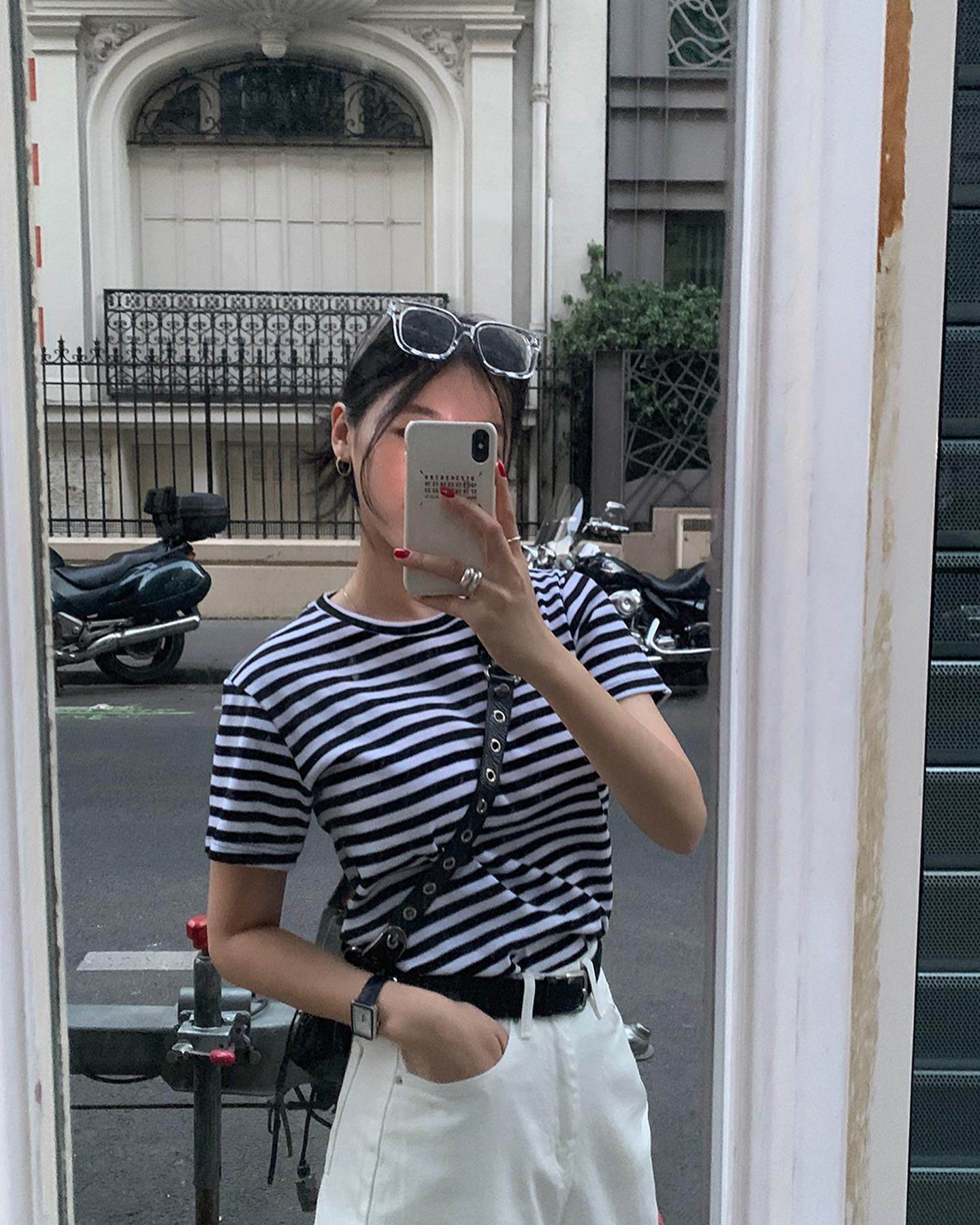 Bước sang mùa hè, chị em amp;#34;ăn gianamp;#34; tuổi cực đỉnh nhờ 5 món thời trang này, dễ phối thành nhiều outfit - 1