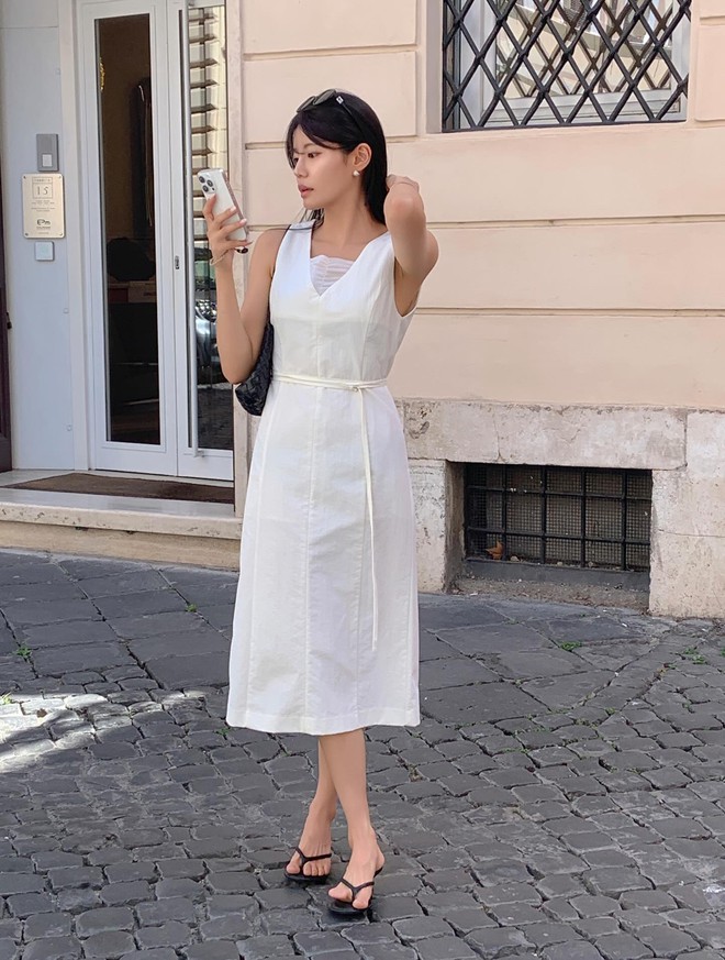 Váy liền sáng màu giúp diện mạo tươi tắn, nữ tính. Thiết kế đơn giản dễ mặc, chỉ cần sandal hoặc giày gót thấp.