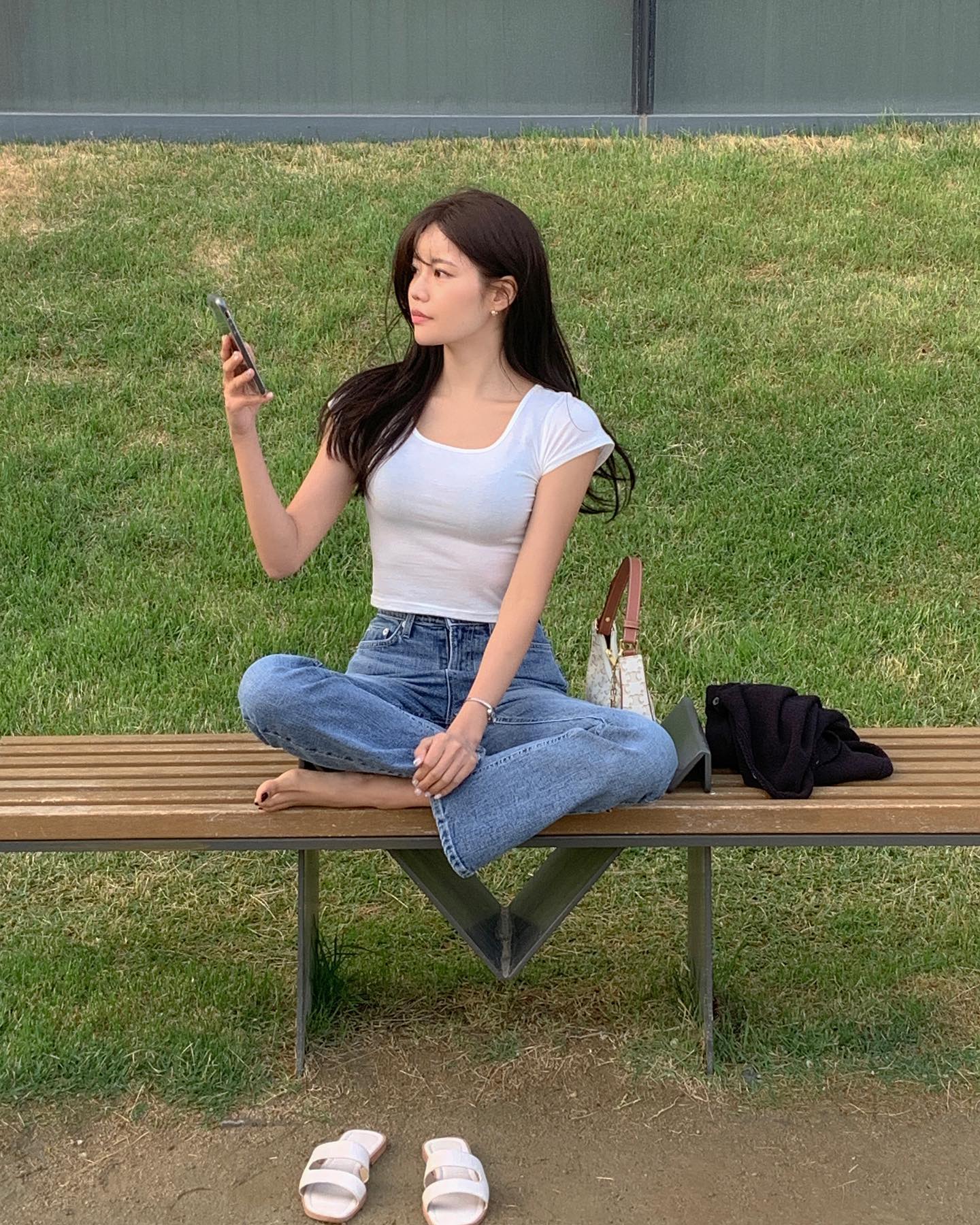 Bước sang mùa hè, chị em amp;#34;ăn gianamp;#34; tuổi cực đỉnh nhờ 5 món thời trang này, dễ phối thành nhiều outfit - 3